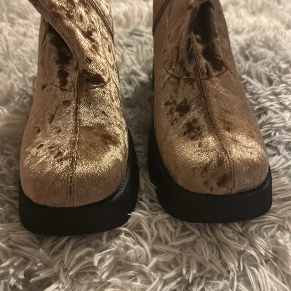 Steve Madden Klayton taupe velour lugged heel boot NWOT 7.5 - Picture 3 of 5
